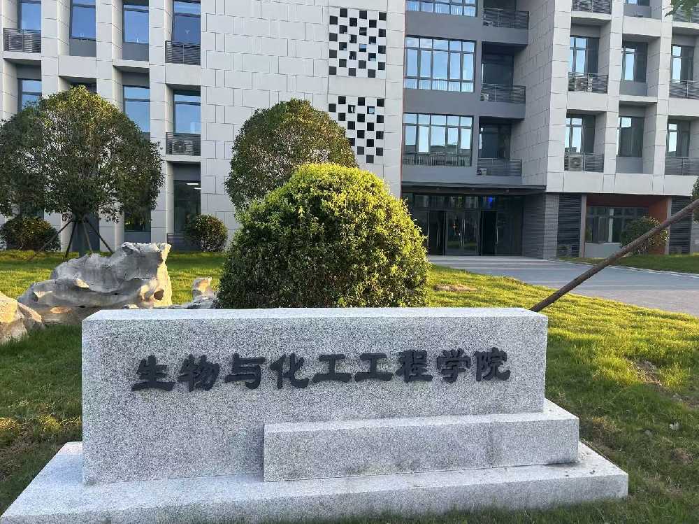 昌吉市扬州职业大学体育场高杆灯项目